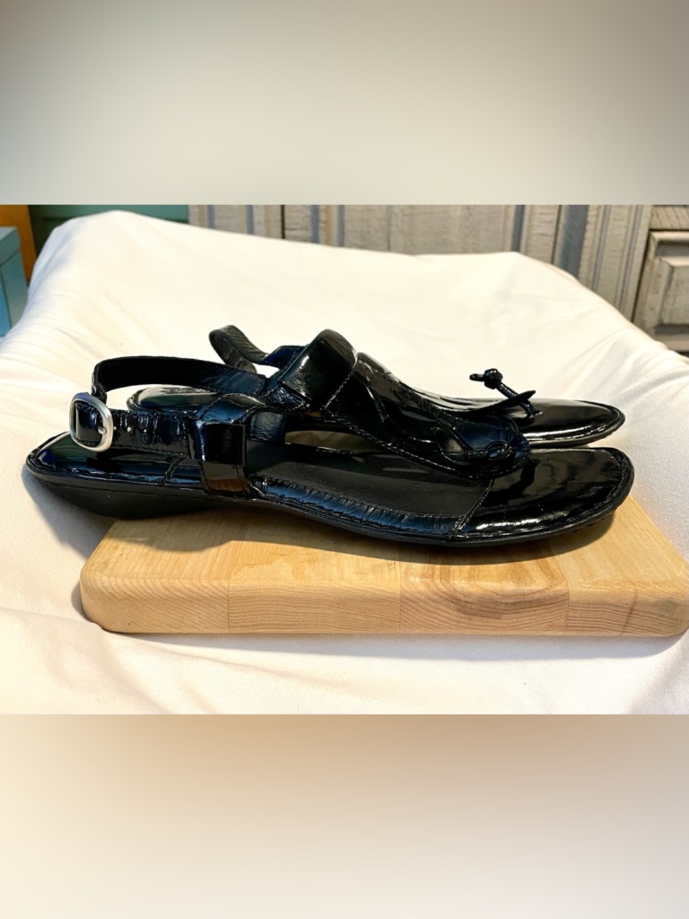 *EUC* BORN/BØRN Patent Leather Thong Sandals - Black - Women’s Size 9M - Picture 4 of 9